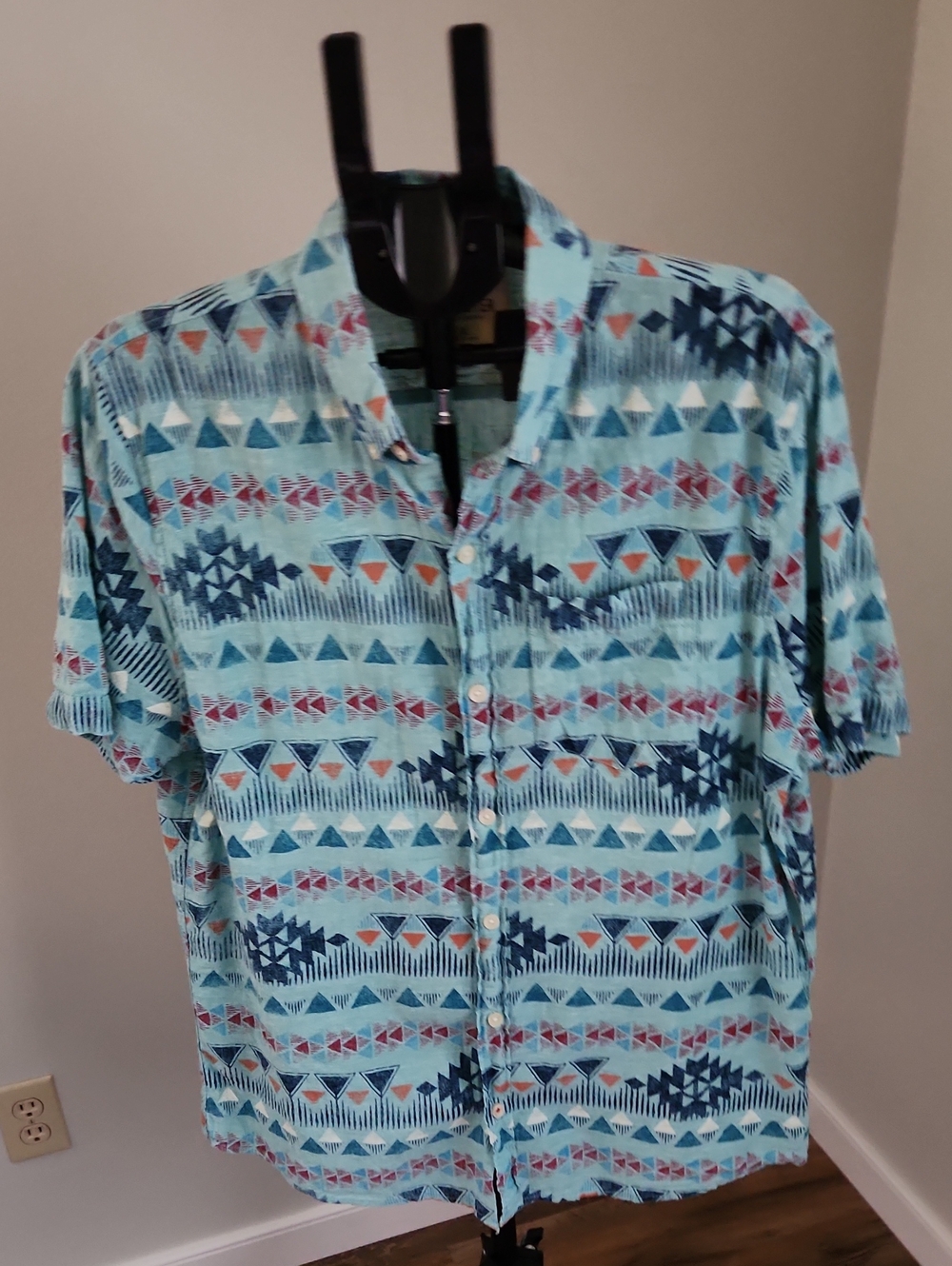 Hollister Men's Short-Sleeve Aztec Design Button-Up Shirt  Size XL